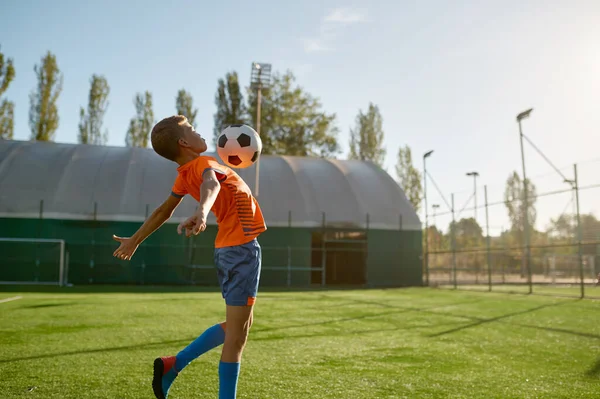 Junior Piłkarz Skacze Uderzyć Piłkę Nożną Klatki Piersiowej Profesjonalna Szkoła — Zdjęcie stockowe