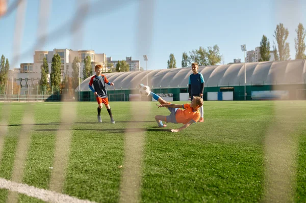 Futbol Maçında Yer Alan Bacakla Topa Vurmak Için Ileriye Doğru — Stok fotoğraf