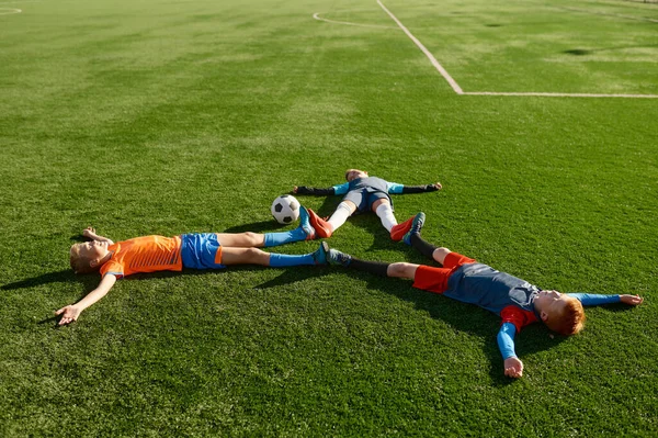 Ευτυχισμένος Κουρασμένος Ποδοσφαιριστής Ξαπλωμένος Σαν Αστέρι Στο Γήπεδο Νεαροί Εξαντλημένοι — Φωτογραφία Αρχείου