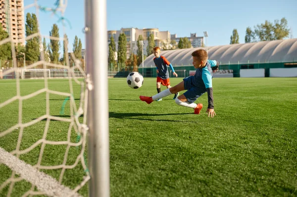 男孩子们都是足球运动员 他们把球踢进运动场门口 儿童足球训练或比赛 — 图库照片