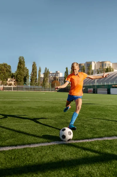Молодой Футбольный Вратарь Начинает Игру Ногами Мяч Белой Линии Ворот — стоковое фото