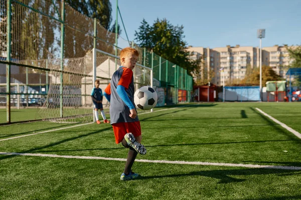 Παιδιά Παίζουν Ποδόσφαιρο Νεαρός Ποδοσφαιριστής Φοράει Στολή Χτυπάει Μπάλα Στάδιο — Φωτογραφία Αρχείου