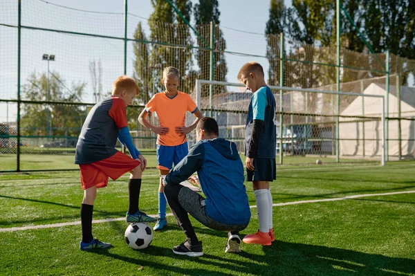 Futbol Koçu Genç Futbolcularla Stratejileri Gözden Geçiriyor Okul Çimlerinde Maç — Stok fotoğraf
