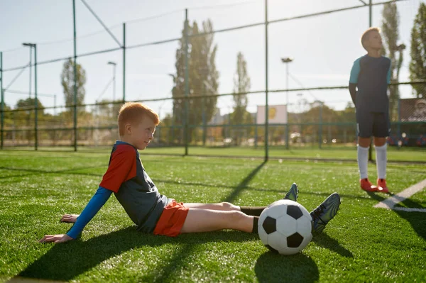 Genç Futbolcu Çocuk Okul Futbol Stadyumunda Teneffüste Dinleniyor — Stok fotoğraf