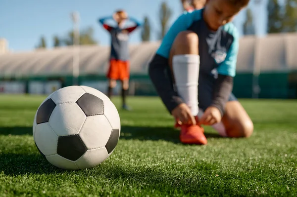 Μπάλα Ποδοσφαίρου Στο Γρασίδι Επιλεκτική Εστίαση Παιδική Προπόνηση Ομάδας Ποδοσφαίρου — Φωτογραφία Αρχείου