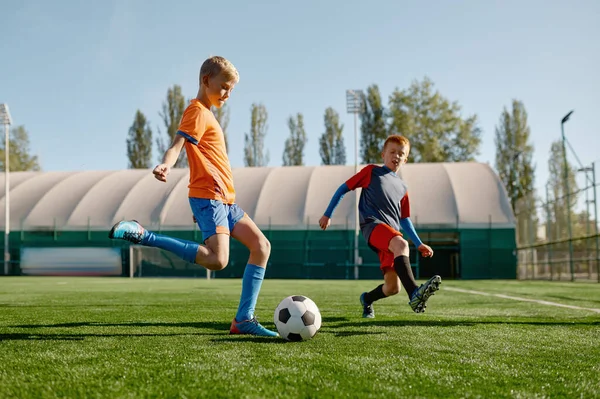 Πορτρέτο Του Σχολείου Αγόρια Προπόνηση Ποδοσφαίρου Στο Γήπεδο Ποδοσφαίρου Δύο — Φωτογραφία Αρχείου