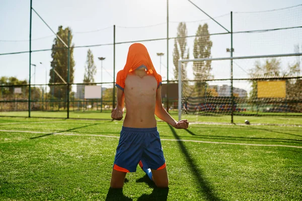 Emocjonalny Chłopak Piłkarz Shirt Głowie Radujący Bramkę Lub Wygrać Pokazując — Zdjęcie stockowe