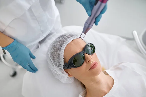 Cosmeticus Zet Een Beschermende Bril Vrouwelijke Cliënt Cosmetoloog Bereidt Cliënt — Stockfoto