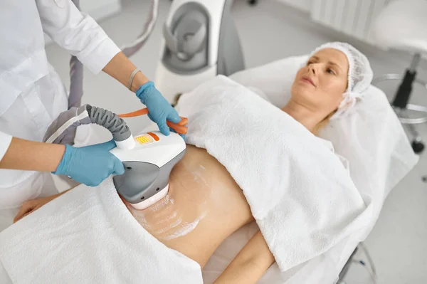 女性の腹に真空マッサージを行う医師美容師 腹部スパ彫刻手順 — ストック写真