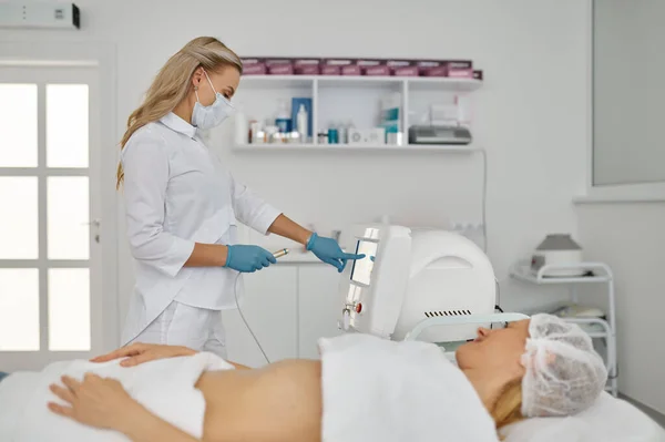 在专业皮肤科诊所接受美容治疗 女性美容师整形机在病人治疗中的选择性应用 — 图库照片