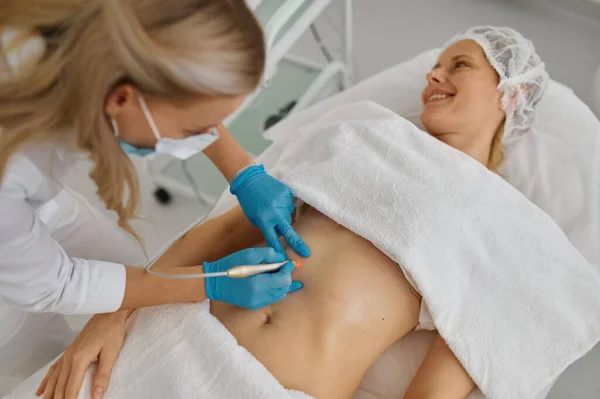 Zbliżenie Elektro Depilacja Kosmetologia Procedura Dla Depilacja Kobieta Brzuch — Zdjęcie stockowe
