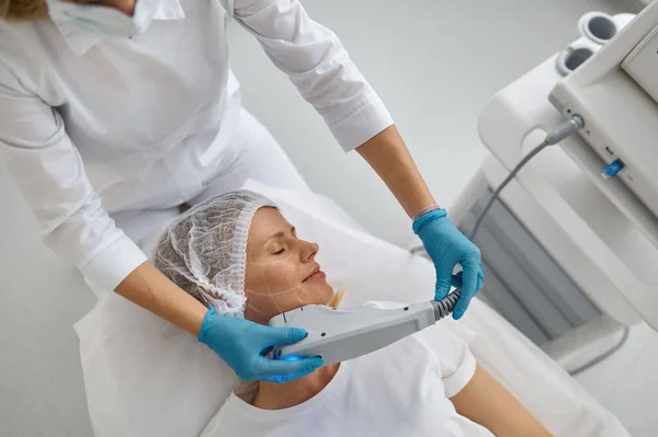 Kosmetolog Aplikující Laser Odstranění Ochlupení Obličeje Doktor Bílém Laboratorním Plášti — Stock fotografie
