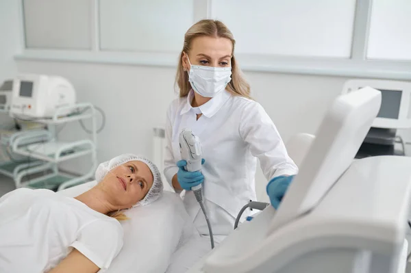 Laserbehandeling Gezichtshuidimperfectie Schoonheidssalon Verwijderen Focus Cosmetoloog Aanpassingsapparatuur Voor Het Werk — Stockfoto