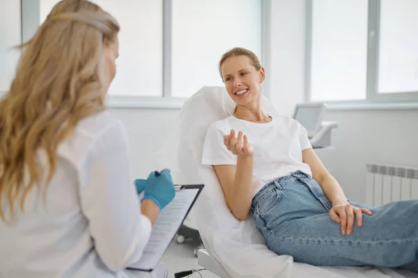 Consulta Profesional Clínica Cosmetológica Moderna Cliente Mujer Hablando Con Médico — Foto de Stock
