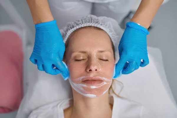 Esteticista Lava Cara Mujer Con Almohadillas Algodón Para Eliminar Máscara — Foto de Stock