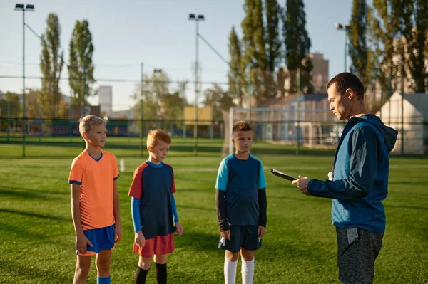 Genç Futbol Koçu Oyun Stratejisini Futbol Sahasında Çocuklara Öğretmenlik Yapmayı — Stok fotoğraf