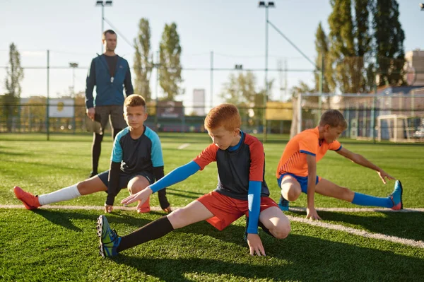 Молодые Футболисты Занимаются Разминкой Растягивая Ноги Футбольных Тренировках Мальчики Спортсмены — стоковое фото