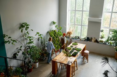 Çiçekçilerin dekorasyon ve düzenlemeler yaptığı çiçek tasarım stüdyosu manzarası