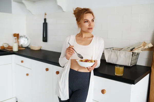 夢のような若い女性食べるシリアルとともにミルク健康朝食ホームキッチン上の朝のフィットネストレーニングワークアウト後 — ストック写真