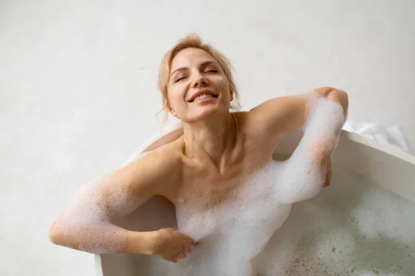 Freudige Frau Die Erholung Und Entspannung Bad Während Des Heimischen — Stockfoto