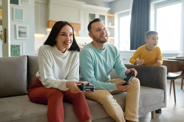 Веселая Семья Ребенком Счастливый Сын Смотрит Мама Папа Играют Видеоигры — стоковое фото