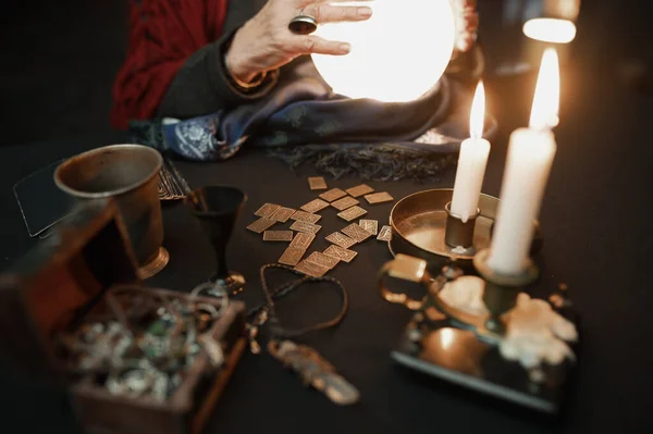 Soothsayer Using Crystal Ball Predict Future Table Darkness Closeup Fortune — 스톡 사진
