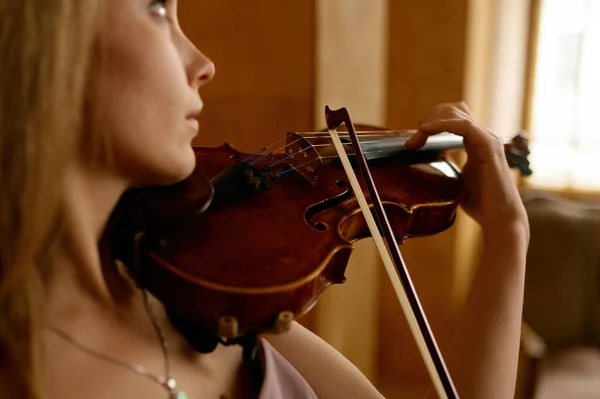 Красивая Молодая Женщина Играет Скрипке Выступление Романтической Певицы Крупным Планом — стоковое фото