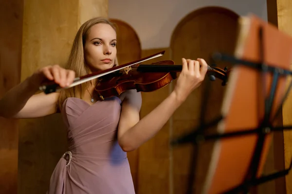 Lonely Young Female Violinist Playing Fiddle Studio Full Length Portrait — Fotografia de Stock