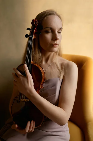 Beautiful Young Woman Hugging Violin Her Arms Violinist Music Lover — Stock Photo, Image
