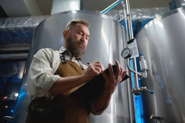 Handsome Bearded Man Brewer Modern Beer Factory Steel Tanks Mature — ストック写真