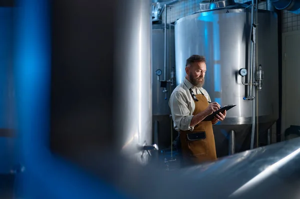 Modern Bira Fabrikasında Çelik Tankların Etrafında Yakışıklı Sakallı Bira Imalatçısı — Stok fotoğraf