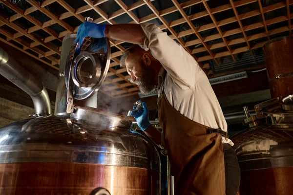 Pohledný Dospělý Pivovar Který Kontroluje Proces Vaření Piva Párou Malá — Stock fotografie