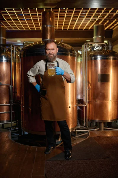Senior Man Brewery Technologist Holding Fresh Craft Beer Microbrewery Plant — Stok fotoğraf