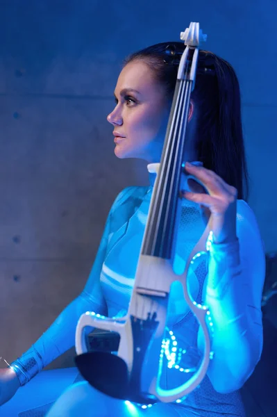 Sidovy Ung Kvinna Violinist Med Elektrisk Fiol Neon Glödande Ljus — Stockfoto