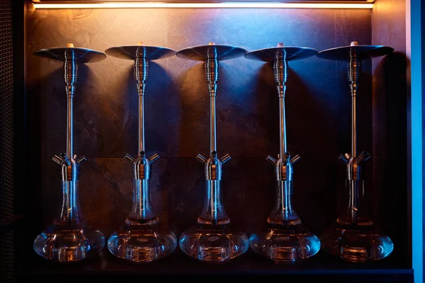 Row Hookahs Glass Bulbs Same Design Standing Showcase Display Market — Stock Photo, Image