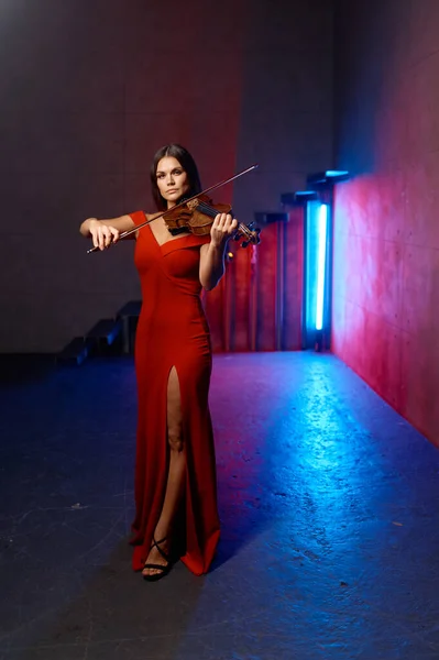 Attractive Woman Violinist Female Violin Player Performing Solo Loft Industrial — Stock Photo, Image