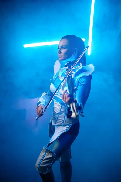 Schöne Geigerin Spielt Elektrische Geige Auf Der Bühne Mit Neonlicht — Stockfoto