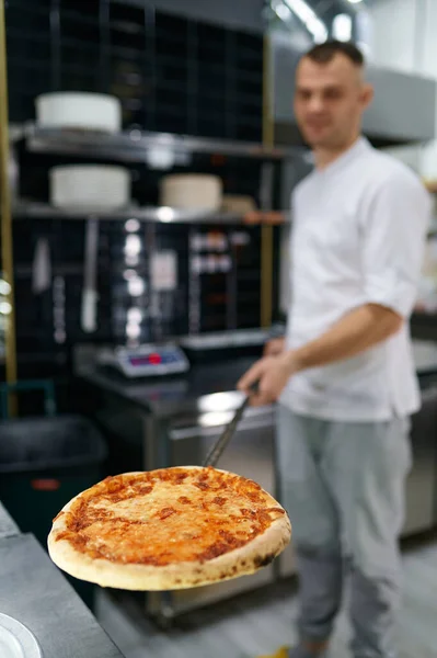 Young Male Chef Holding Freshly Baked Pizza Long Shovel Selective — Foto de Stock