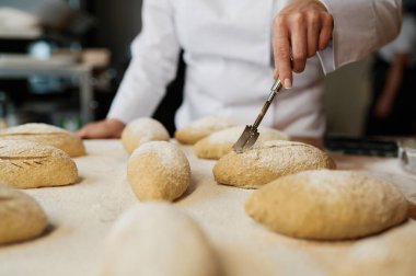 Geleneksel maya çöreklerini dekore etmek için üniforma giyen kadın fırıncı. Yakın görünüm