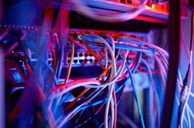 Veri merkezinde fiber optik ekipman. Sunucu raf kümesi donanımı. Modern internet kaynakları platformu sunuyor. Ağ kabloları ve kabloları olan süper bilgisayar