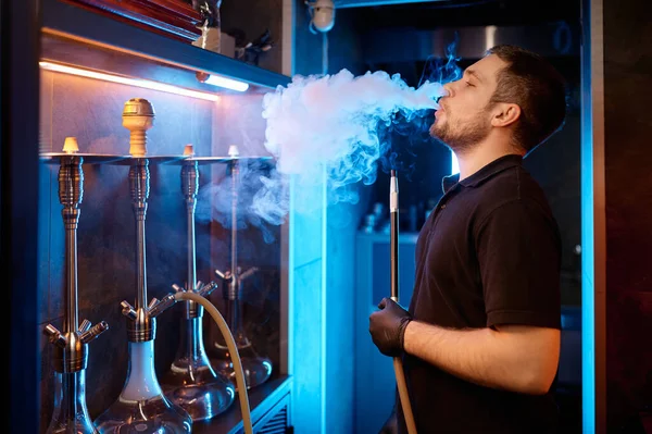 Jovem Fumando Bar Hookah Enquanto Prepara Equipamento Para Cliente Guy — Fotografia de Stock