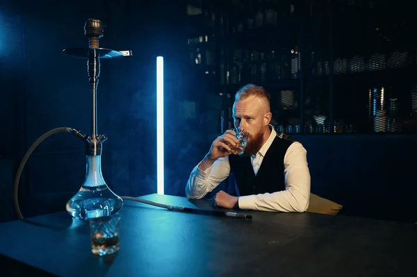Stylischer Typ Anzug Trinkt Whisky Aus Glas Der Shisha Bar — Stockfoto