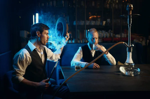 Retro Well Dressed Gangsters Smoking Hookah Bar Serious Handsome Guys — Fotografia de Stock