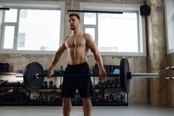 Pria Atletik Tampan Memompa Otot Dengan Barbel Binaragawan Berotot Dengan — Stok Foto