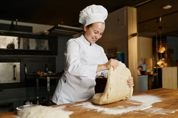 Assadeira Fêmea Amassando Formando Massa Enquanto Trabalhava Padaria Pizza Fresca — Fotografia de Stock