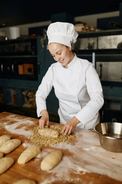 Porträtt Positiva Kvinnliga Bagare Forma Bröd Bagels Doppa Deg Med — Stockfoto