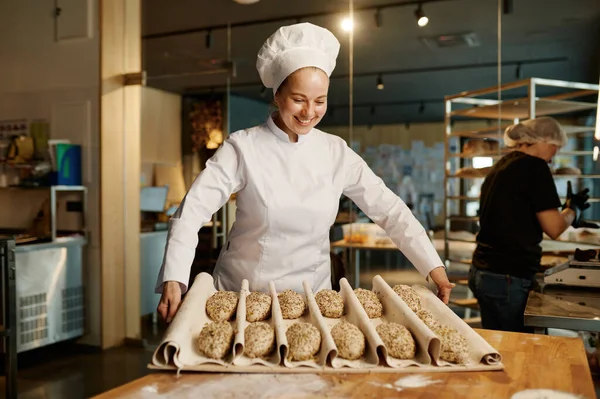 Női Pék Elkészítése Édes Zsemle Sütemények Szezámmaggal Miközben Dolgozik Professzionális — Stock Fotó