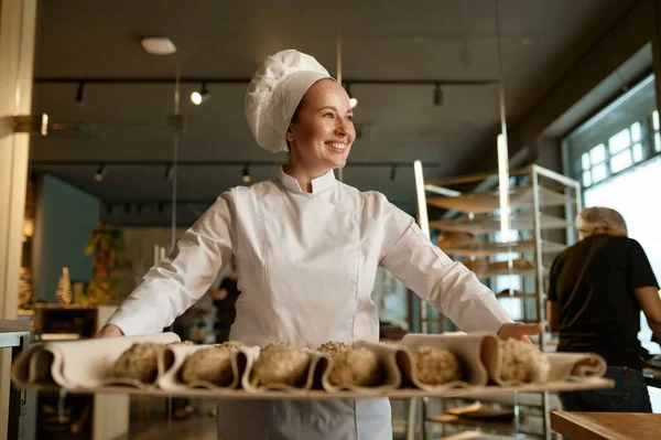 Mujer Sonriente Panadero Preparando Bollos Dulces Pasteles Con Semillas Sésamo — Foto de Stock
