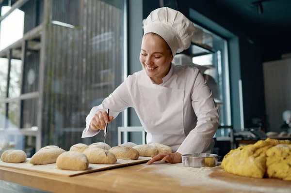 Vrouw Bakker Dragen Uniform Bezig Met Het Maken Van Traditionele — Stockfoto