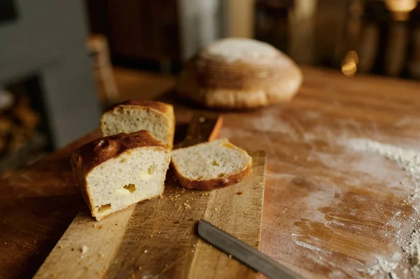 Mutfak Tahtasında Dilimlenmiş Sağlıklı Buğday Ekmeği Seçici Bir Odak Noktası — Stok fotoğraf